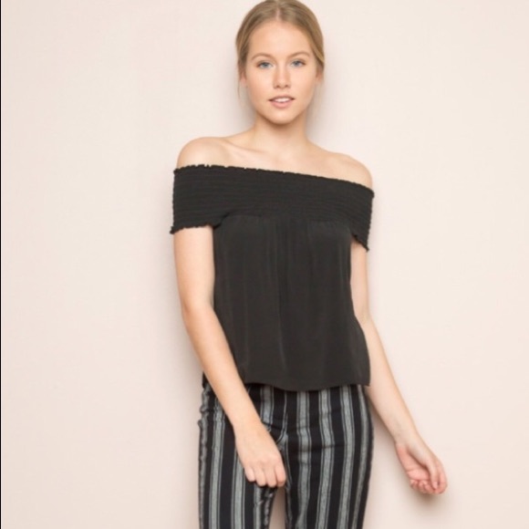 Brandy Melville off the shoulder top - Picture 1 of 1